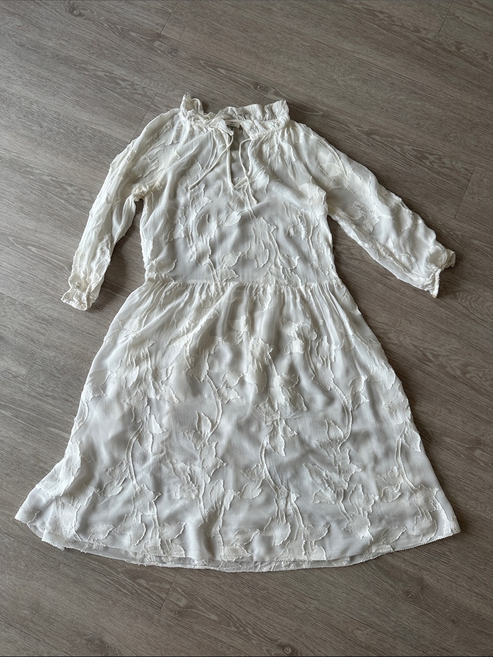 Aritzia White Textured Floral Midi Dress. Preowned. XXS